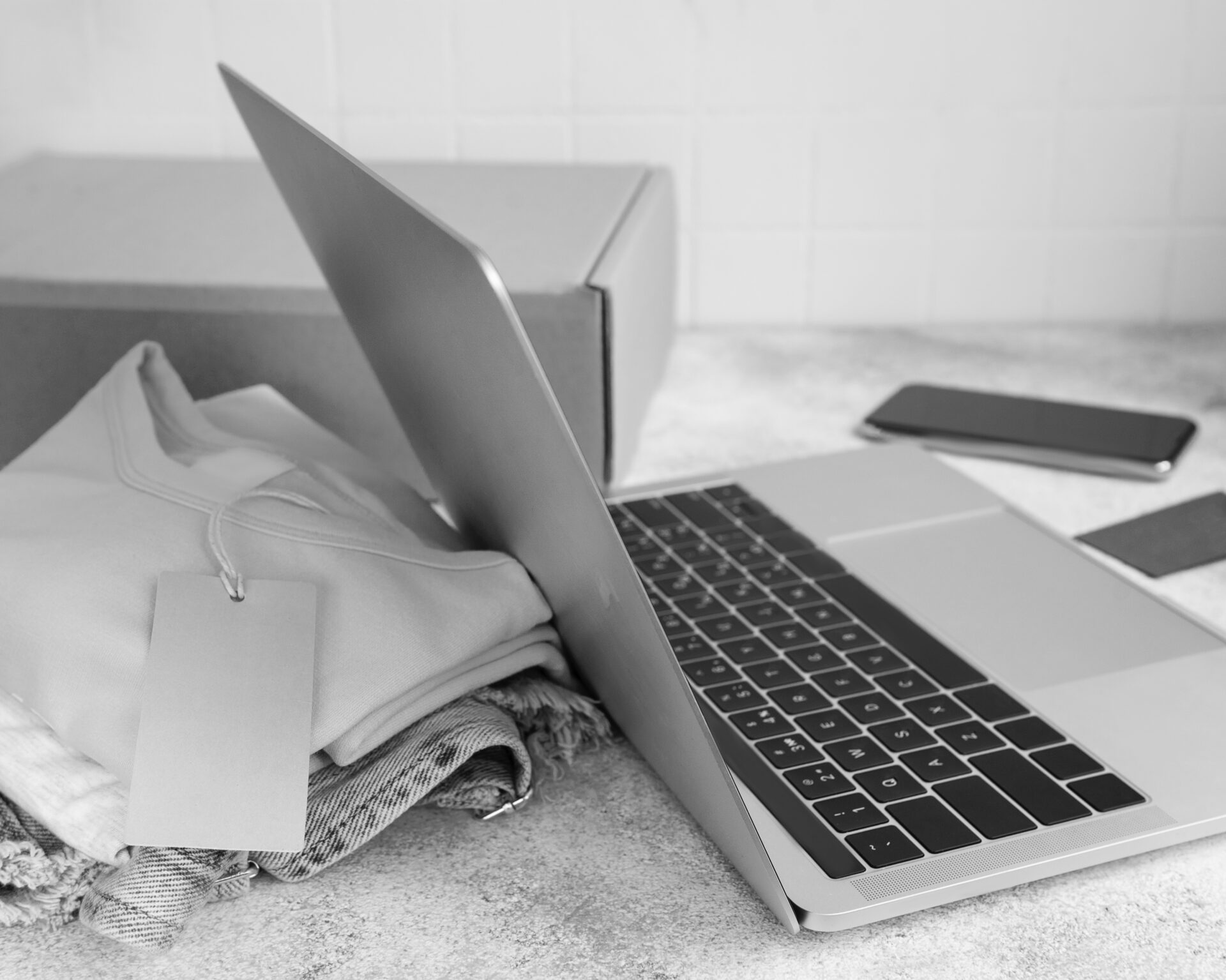 laptop-online-shopping-clothes
